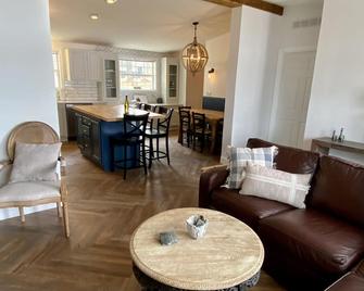 Lake Mayfield Retreat - Beautiful Lakefront Property! - Gloversville - Living room