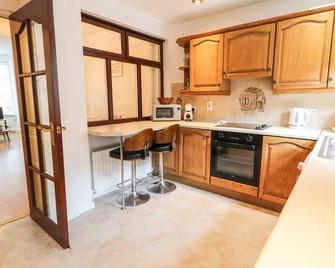 NUMBER 91, pet friendly, with open fire in Belfast, County Antrim - Belfast - Cocina