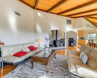 Kelseyville Home w/ Deck & Clear Lake Views! - Kelseyville - Living room
