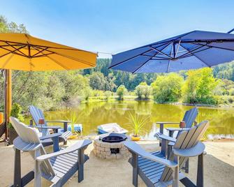 Southern Oregon Cabin Fire Pit and Private Pond! - Oakland - Patio