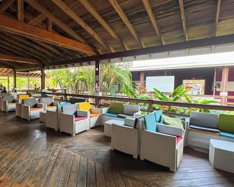 Henry Morgan Hotel & Beach Resort - Coxen Hole - Lounge