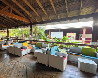 Henry Morgan Hotel & Beach Resort - Coxen Hole - Salon