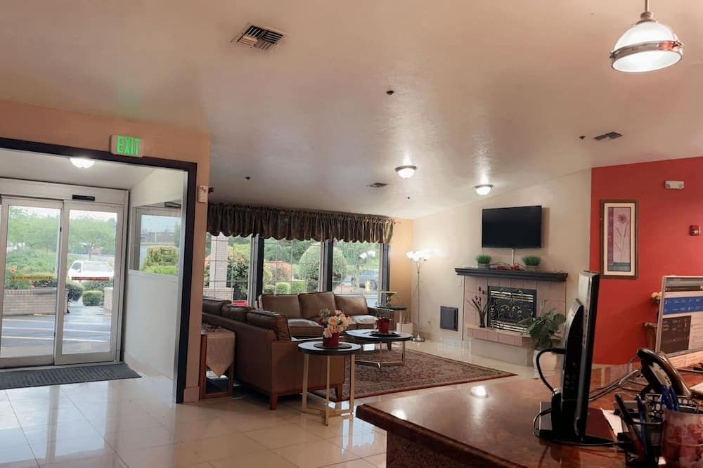 Bridgeway Inn & Suites - Portland Airport - Gresham - Wohnzimmer