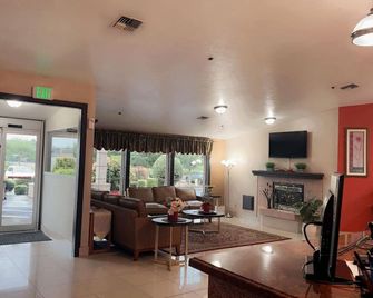 Bridgeway Inn & Suites - Portland Airport - Gresham - Wohnzimmer