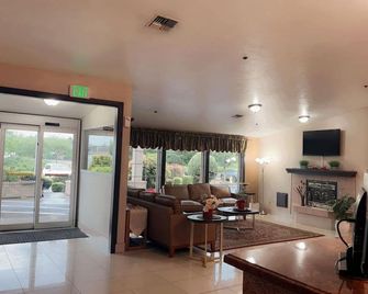 Bridgeway Inn & Suites - Portland Airport - Gresham - Wohnzimmer