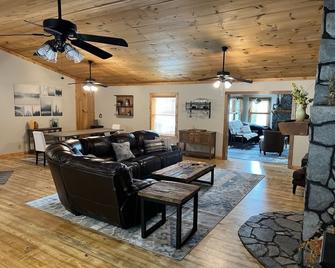 Wonderful cabin tucked in the woods /w Hot tub - Mountain City - Living room