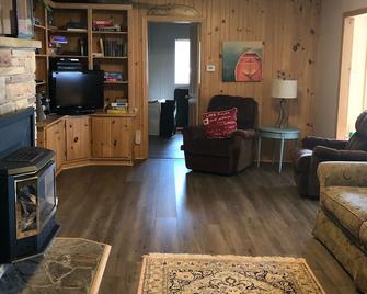 Spacious Family Friendly Cottage! - Mactier - Sala de estar