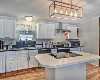 Game Room and Views Lakefront Shelby Home! - Shelby - Keuken
