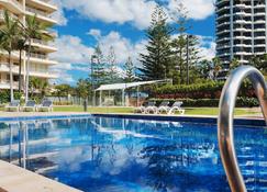 Contessa Holiday Apartments - Main Beach - Pool