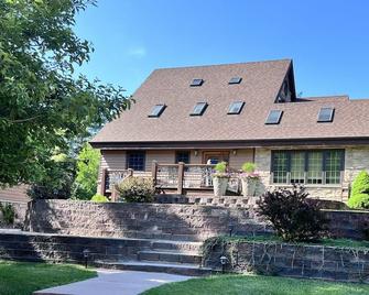 Perfect For Family Reunions/Weekend Getaways/Large Groups. A hidden oasis! - Fish Creek - Building