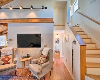 Unique Thornton Townhome Swim, Ski, and Hike! - Thornton - Pokój dzienny