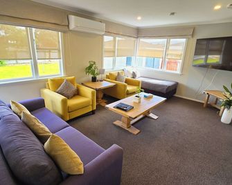 Carramar Motor Inn - Palmerston North - Living room