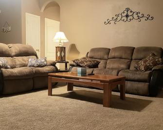 COMFY 2 bedroom 1 bath, living room, mini kitchen with 70\' smart TV & Grill - Montrose - Living room