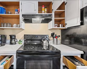 Aviator's Lounge 2BR 1Bath WiFi Close to Airport Very Convenient Book your stay2 - Platte City - Кухня