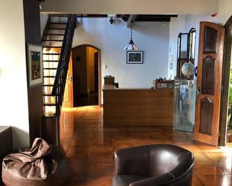 Chez Les Rois Guesthouse - Manaus - Front desk