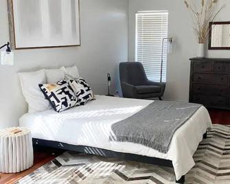3 B 2 BA home in a Serene, quiet cul de sac - Lone Pine - Schlafzimmer
