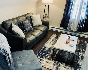 Quaint 2 bedroom apartment just 5 minutes to Fort Drum - Evans Mills - Sala de estar