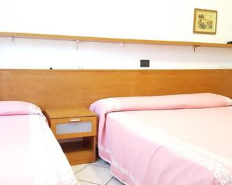 Hotel Fortuna - San Bartolomeo al Mare - Спальня