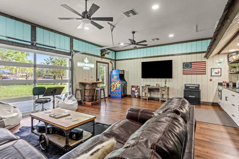 'The Florida Cracker 'The Green Room' Read Our Five Stars Review.. - Brooksville - Obývací pokoj