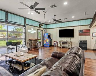 'The Florida Cracker 'The Green Room' Read Our Five Stars Review.. - Brooksville - Wohnzimmer