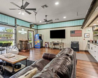 'The Florida Cracker 'The Green Room' Read Our Five Stars Review.. - Brooksville - Obývací pokoj