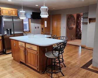 Cozy king bed suite, minutes away from ski resorts, snowmobile, and ATV trails. - Wakefield - Comedor