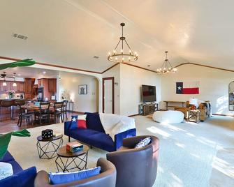 The Kokomo Lakehouse on Hubbard Creek w/ Private Dock at Breckenridge Sleeps 16 - Breckenridge - Sala de estar