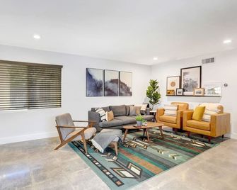 Bohemia Casa Family and Pet friendly. 3mi to the beach - San Juan Capistrano - Wohnzimmer