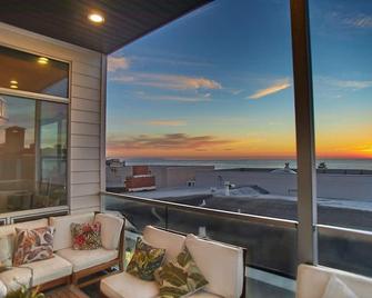 Luxury Beach Townhouse with Panoramic Ocean Views - Manhattan Beach - Balcony