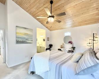 Black Bear Lodge: Cozy Cabin, New Noon Check-In - Basye - Bedroom