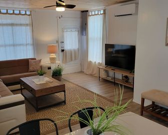 Sylvan Beach Cottage in the heart of Sylvan Beach NY - Sylvan Beach - Living room
