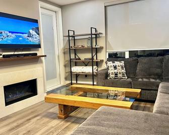 Inclusively Home - Parkhouse Flat - Prince George - Living room