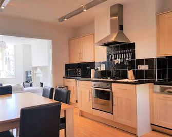 Bath Road Apartments - Swindon - Kitchen