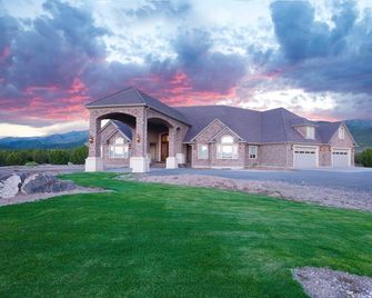 Family Reunion Lodge w/Pool,Pickleball near Bryce & Zion,13 Bed,9 Bath,sleeps 62 - Beaver - Будівля