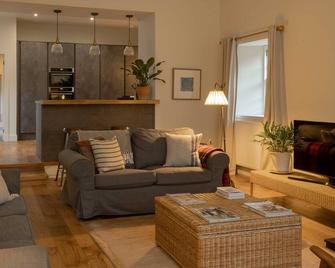 Charming Cottage In Picturesque Rural Setting - Doune - Living room