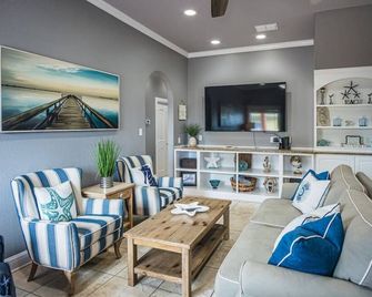 Spacious 7 Bedroom I Walk to the Beach I Pool/Hot Tub Access - Port Aransas - Living room