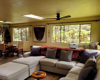 Experience Tranquility in a Spacious 3-Bedroom Surrounded by Hawaiian Forest - Mountain View - Sala de estar