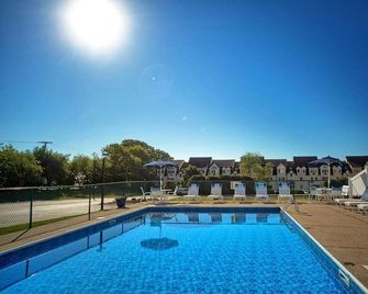 Beautiful 2 bedroom suite with full amenities at Village by the Sea - Wells - Piscine