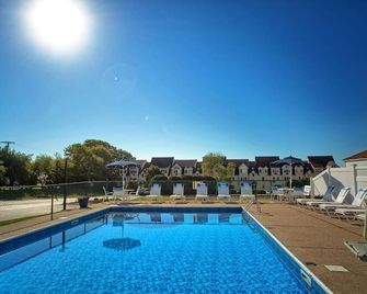 Beautiful 2 bedroom suite with full amenities at Village by the Sea - וולס - בריכה