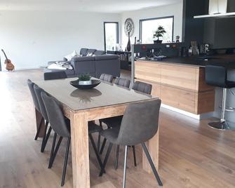 Beautiful modern villa with direct lake access. Terraces, pool and spa. - Nailloux - Salle à manger