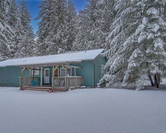 Twin Cedars Getaway - Meredith Lodging - Welches - Building