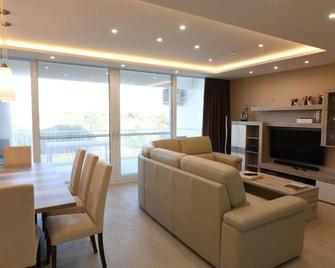 Wileg 4B Luxury Two Bedroom Apartment with Shared Swimming Pool. - Qala - Sala de estar