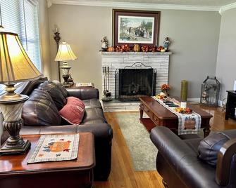 Ranch home American Spa hot tub for 6, sleep number bed , pool table, smart tvs! - London - Wohnzimmer
