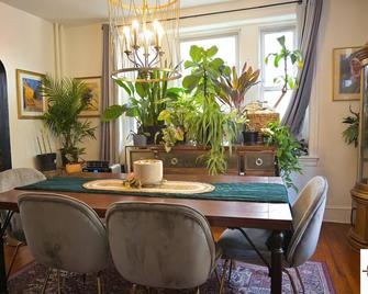4-Bedroom Historic Garden Oasis Home in Germantown - فيلادلفيا - غرفة طعام