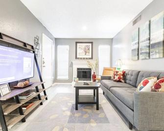 Charming Corporate Apartment In Dfw - Dallas - Living room