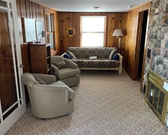 Family-Friendly Cottage on full recreation lake - Wautoma - Living room