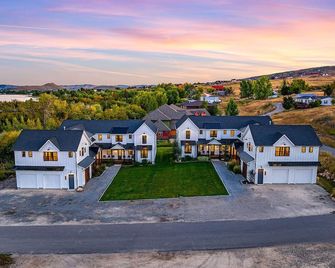 New Farmhouses at Bear Lake (sleeps 90)!! - Garden City - Building