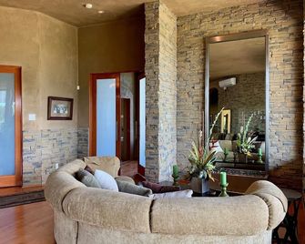 Scenic Hill Country Retreat - Rhino Ranch - Spring Branch - Sala de estar