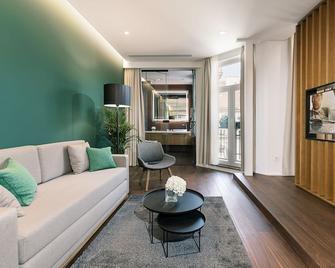 Dominic Smart & Luxury Suites - Parliament - Belgrade - Living room