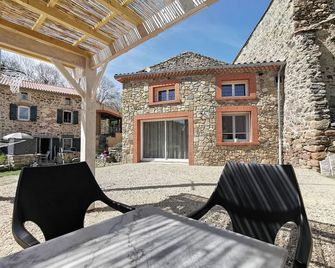 Charming Retreat with Sauna and Terrace in Peaceful Hamaulet - Saint-Just-près-Brioude - Patio